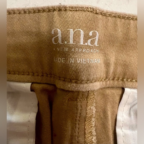 A.n.a Khaki Twill Flat Front Slash Pocket Size 12 Shorts 4” Inseam - Picture 3 of 4